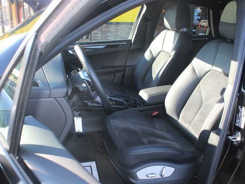 Used 2020 Porsche Macan AWD/4WD image 12