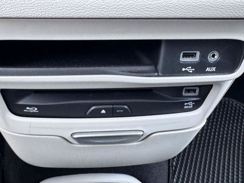 Used 2018 Chrysler Pacifica Touring-L Plus FWD image 26