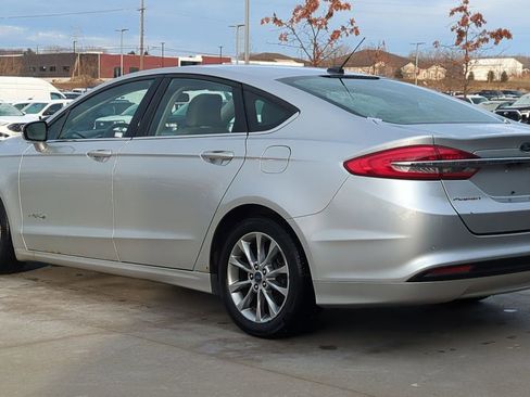 Used 2017 Ford Fusion SE image 3