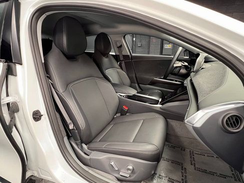 Used 2025 Lucid Air Touring image 4