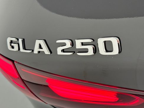 Used 2025 Mercedes-Benz GLA 250 4MATIC image 9