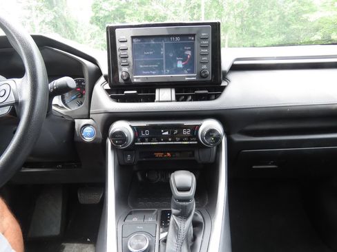 Used 2022 Toyota RAV4 XLE AWD/4WD image 24