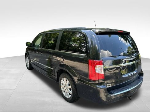 Used 2015 Chrysler Town & Country Touring FWD image 3
