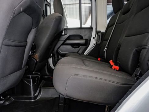 Used 2018 Jeep Wrangler Unlimited Sahara image 36