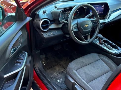 Used 2024 Chevrolet Trax LS w/ LS Convenience Package FWD image 10