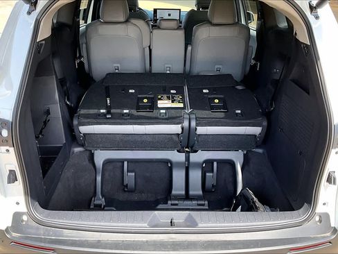 Used 2026 Toyota Sienna XLE FWD image 32