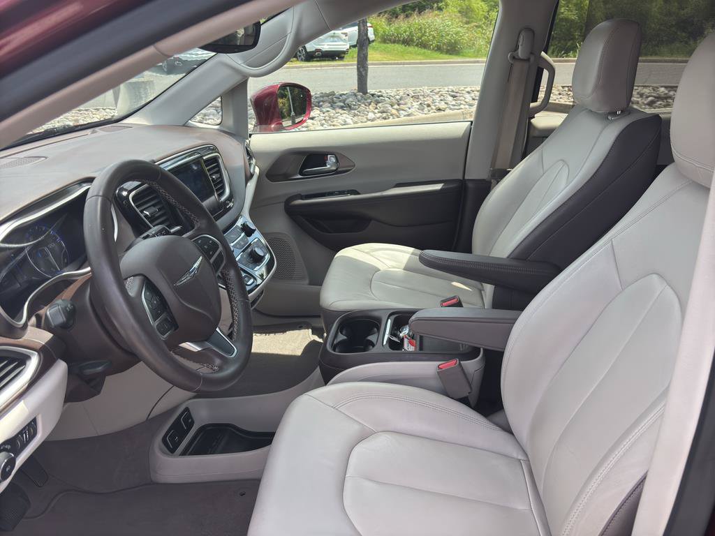 Used 2017 Chrysler Pacifica Touring-L w/ Tire & Wheel Group FWD image 17