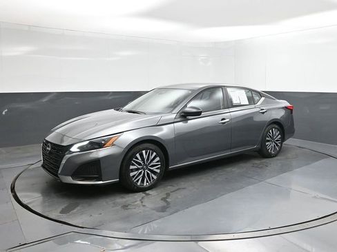 Certified 2025 Nissan Altima 2.5 SV FWD image 1