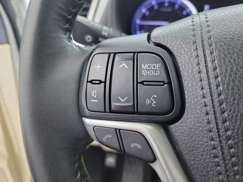 Used 2018 Toyota Highlander Limited FWD image 25