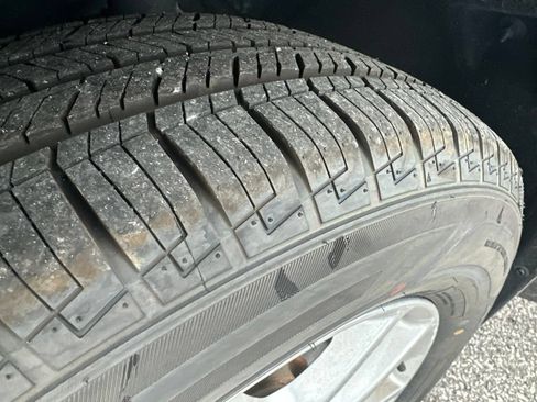 Used 2023 Chrysler Pacifica Touring-L FWD image 46