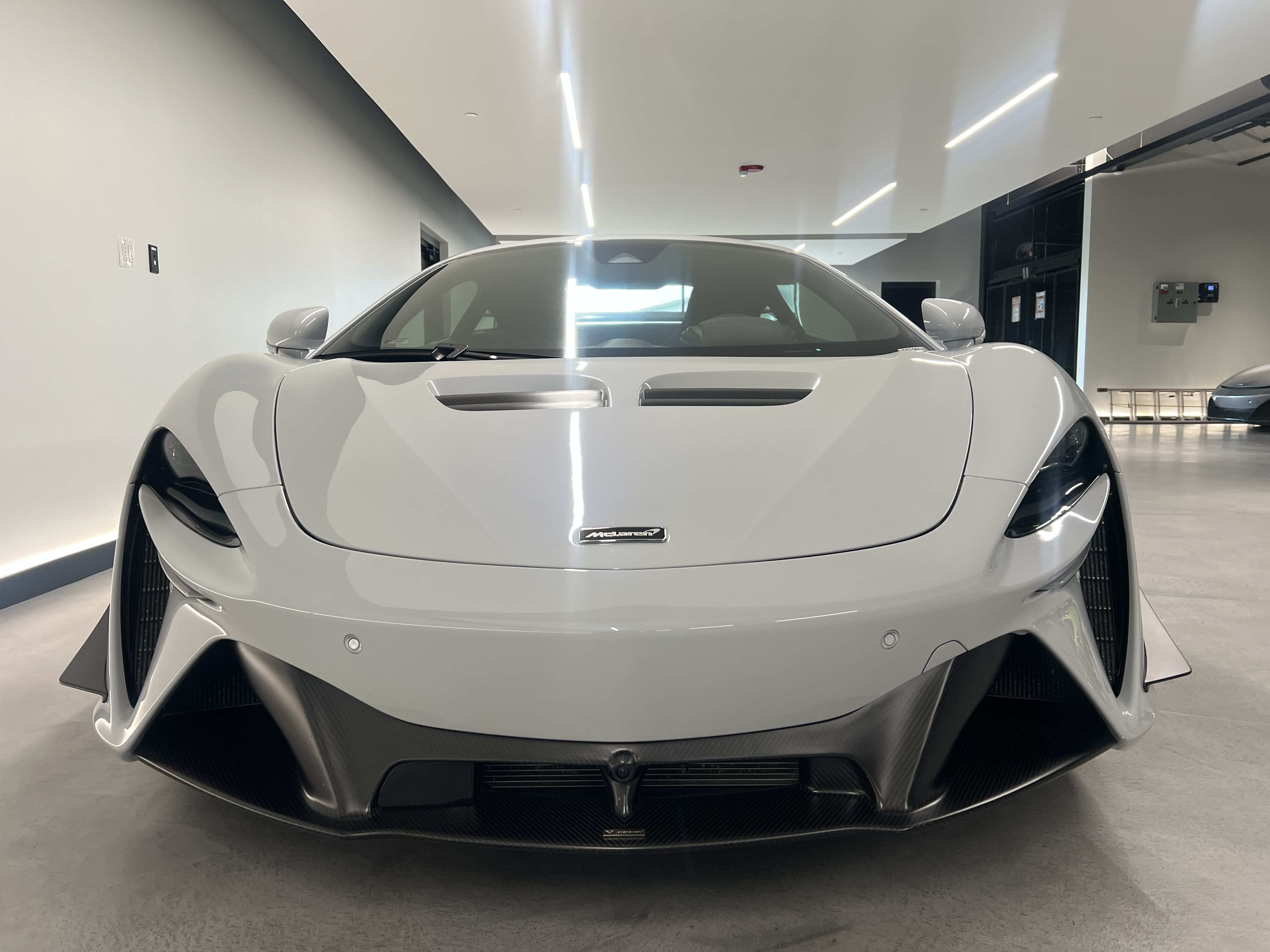 Used 2023 McLaren Artura RWD image 6