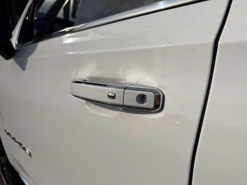 Used 2023 GMC Yukon XL SLT w/ SLT Premium Package AWD/4WD image 12