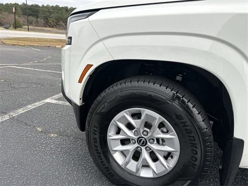 Certified 2024 Nissan Frontier SV image 17