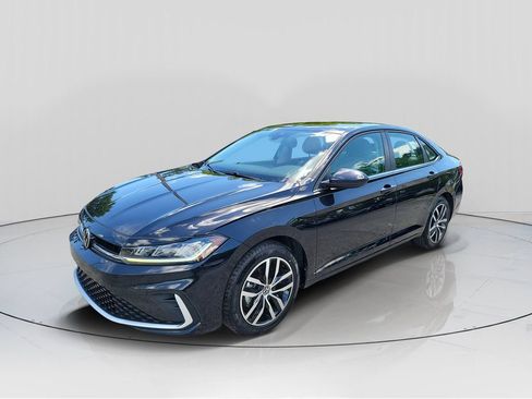 Used 2025 Volkswagen Jetta SE FWD image 3