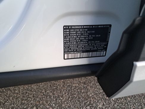 New 2025 Volkswagen Tiguan SE image 33