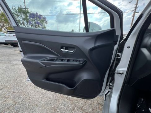 Used 2025 Nissan Versa SV FWD image 18