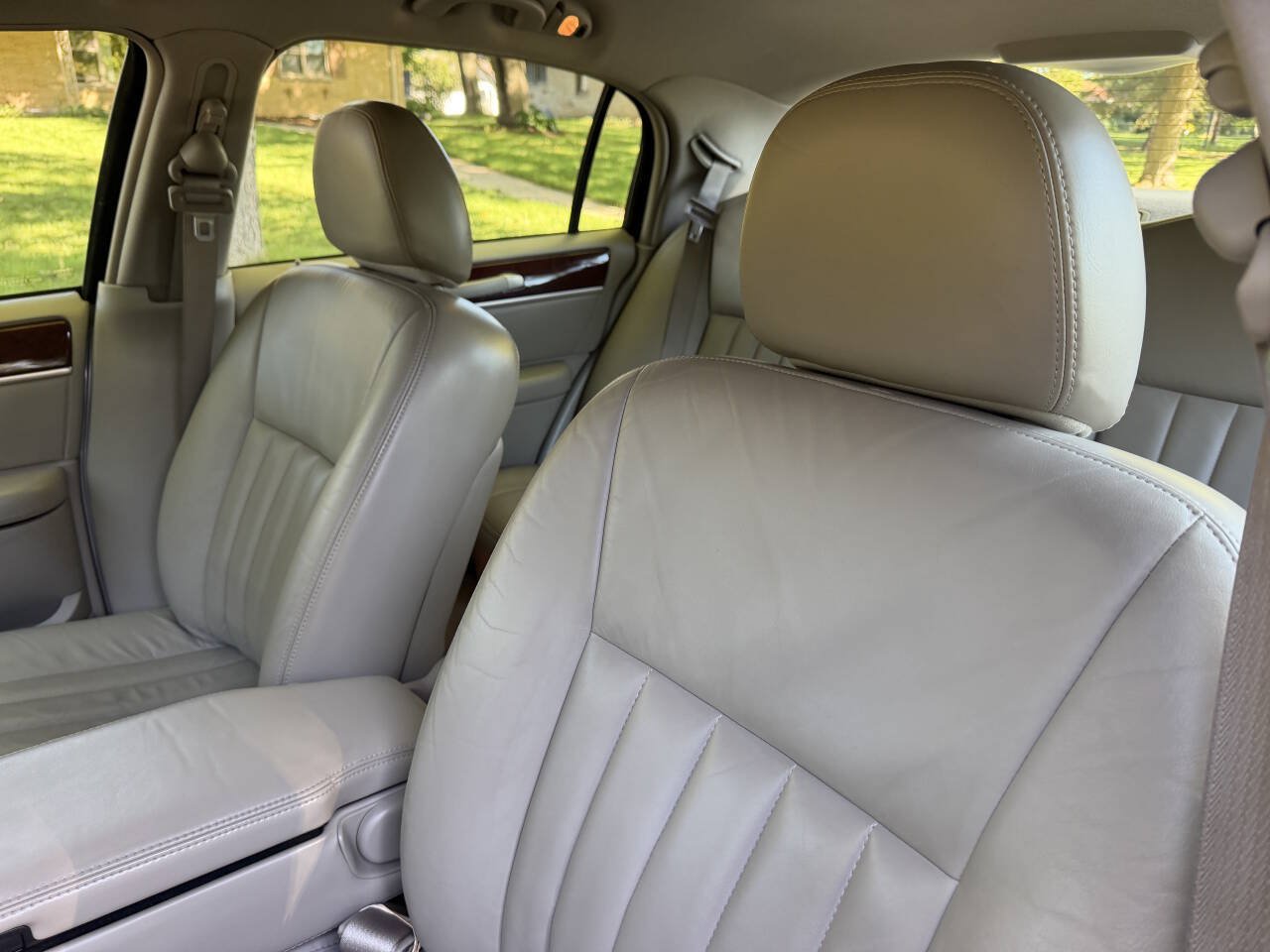 Used 2005 Lincoln Town Car Signature RWD image 11