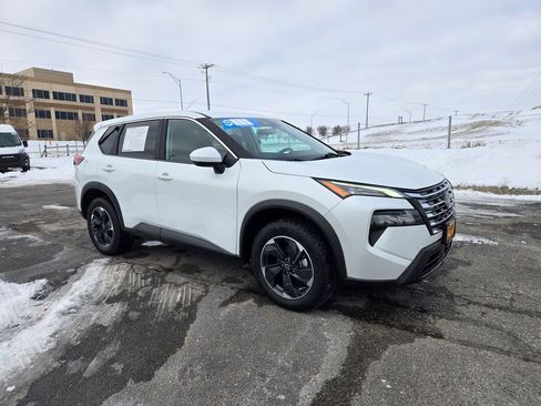 Used 2024 Nissan Rogue SV image 1