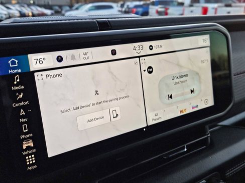 Used 2025 Jeep Wrangler Unlimited Rubicon w/ Technology Group image 27