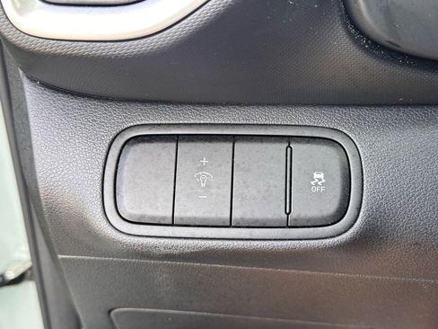 Certified 2025 Hyundai Venue SE image 25