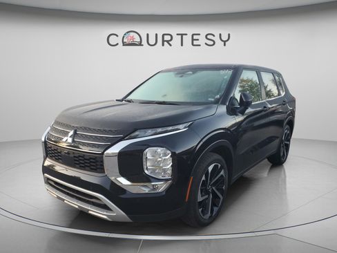 Used 2024 Mitsubishi Outlander SE FWD image 1