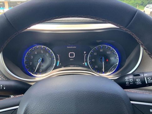 Used 2024 Chrysler Pacifica Pinnacle FWD image 20
