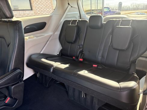 Used 2023 Chrysler Pacifica Touring-L image 5