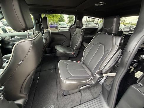 New 2027 Chrysler Pacifica Limited FWD image 11