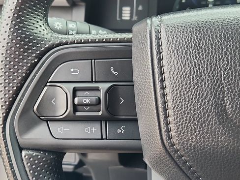 Used 2025 Toyota Tacoma SR5 AWD/4WD image 18