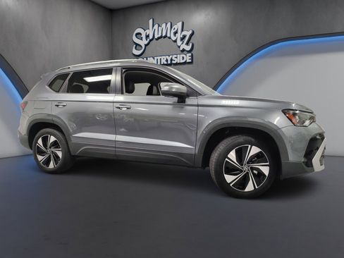 Used 2025 Volkswagen Taos SE AWD/4WD image 4