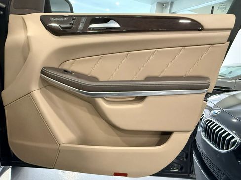 Used 2014 Mercedes-Benz GL 450 4MATIC image 31
