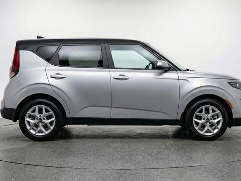 Used 2025 Kia Soul LX w/ LX Technology Package image 11