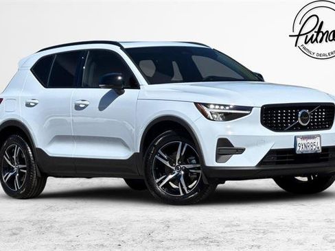Used 2026 Volvo XC40 B4 Core w/ Climate Package FWD image 1