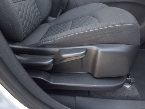 Used 2020 Chevrolet Equinox LT image 38