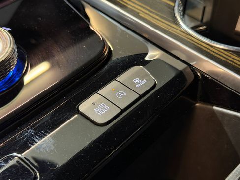 Used 2025 Cadillac Escalade ESV Luxury RWD image 16