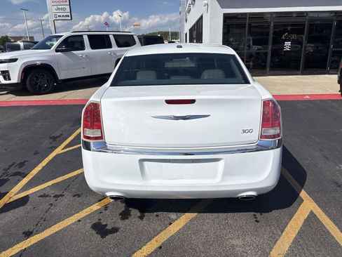 Used 2014 Chrysler 300 RWD image 7