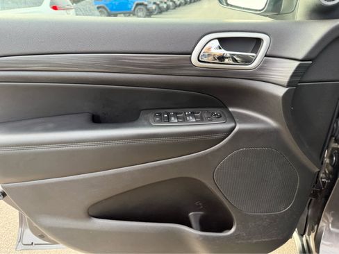 Used 2019 Jeep Grand Cherokee Laredo image 10