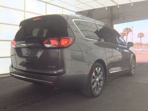 Used 2017 Chrysler Pacifica Limited image 2