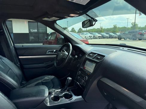 Used 2018 Ford Explorer XLT w/ Equipment Group 202A AWD/4WD image 26
