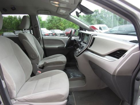 Used 2020 Toyota Sienna L FWD image 17