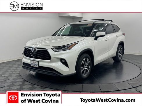 Used 2021 Toyota Highlander XLE FWD image 1