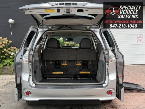 Used 2014 Toyota Sienna SE FWD image 22