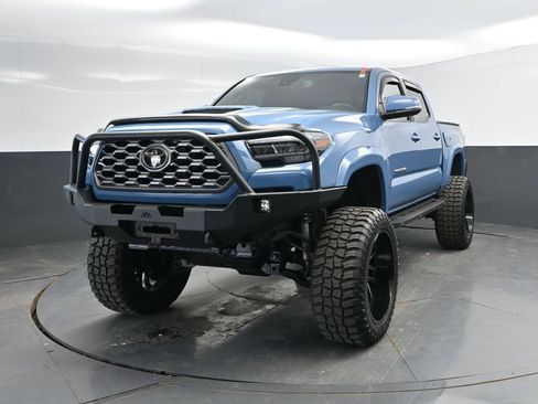 Used 2019 Toyota Tacoma TRD Sport AWD/4WD image 3