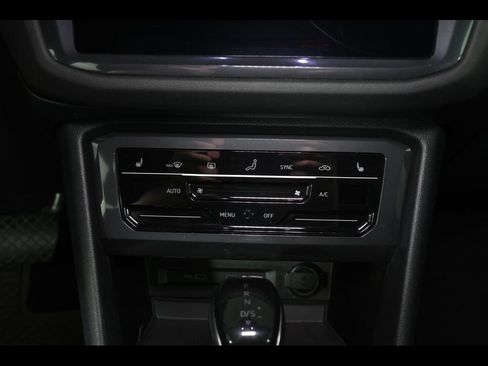 Used 2022 Volkswagen Tiguan SE AWD/4WD image 28