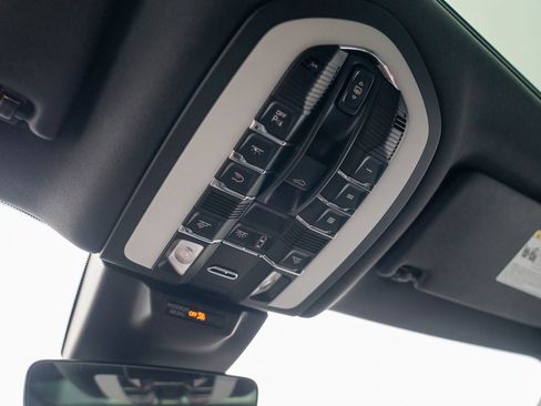 Certified 2025 Porsche Macan image 23