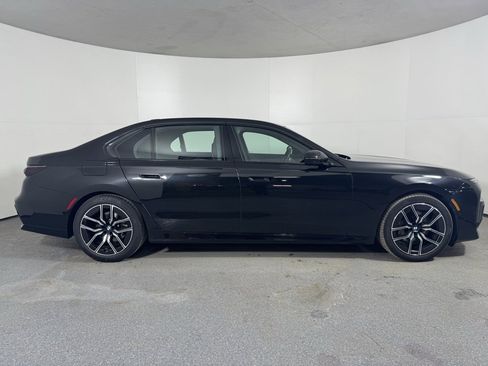 Used 2025 BMW 740i xDrive image 5