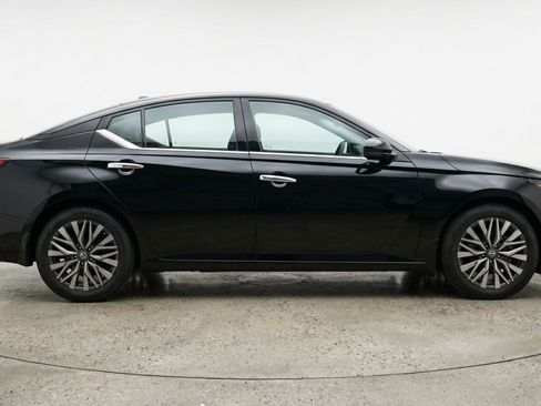 Used 2025 Nissan Altima 2.5 SV FWD image 11