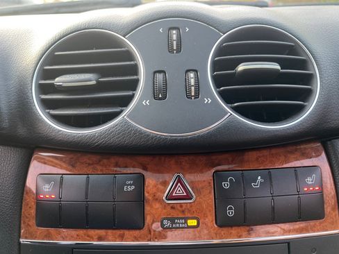 Used 2007 Mercedes-Benz CLK 350 Coupe image 31