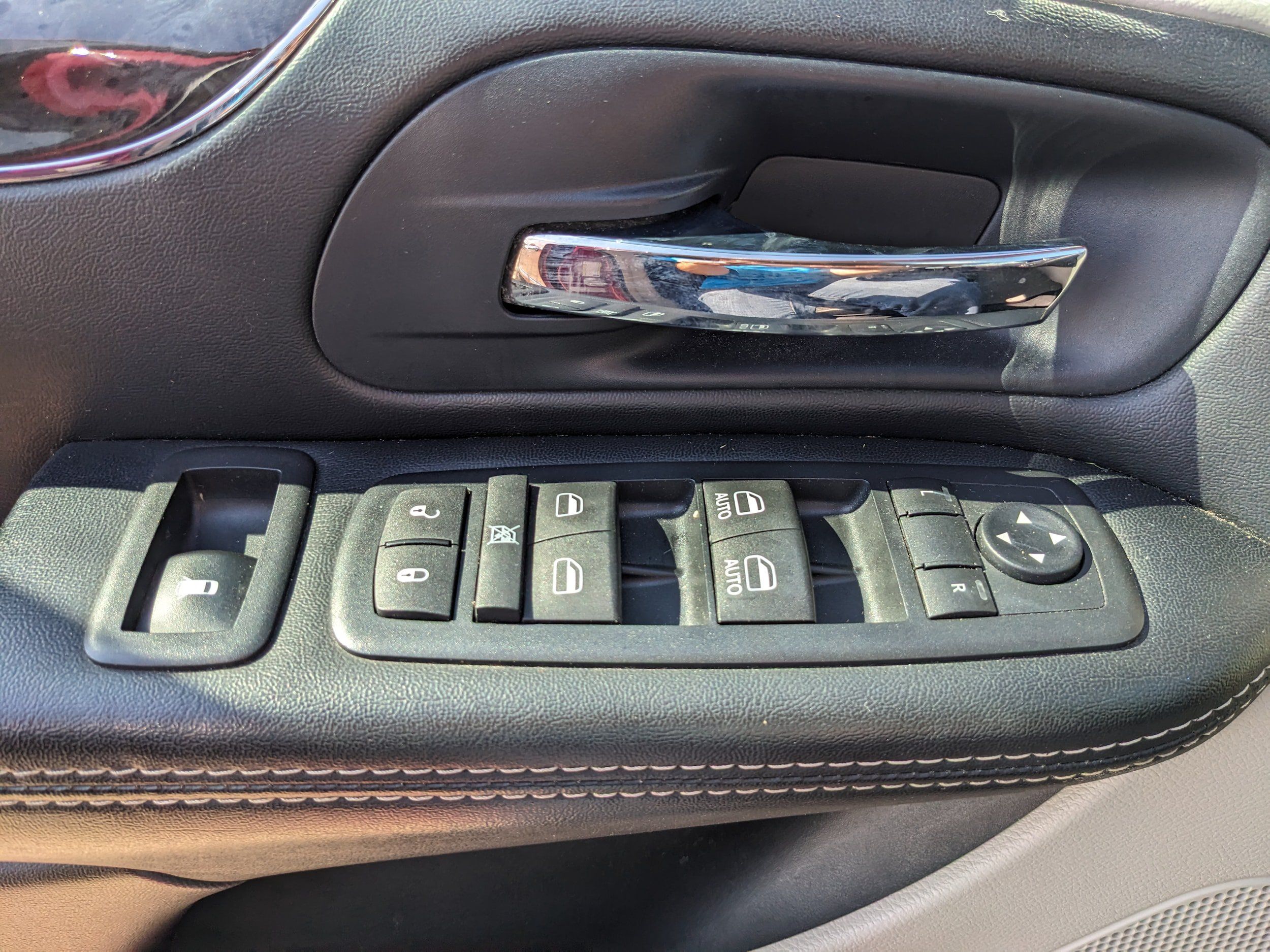 Used 2016 Chrysler Town & Country Touring-L FWD image 31