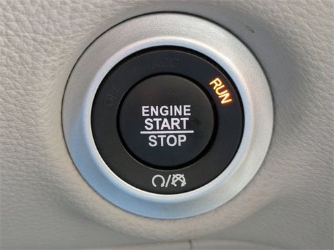 Used 2024 Chrysler Pacifica Select image 36